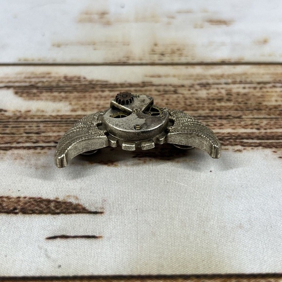 Tandy Leather Flying Time Gear Trophy Buckle 1-3/4 - Picture 3 of 4